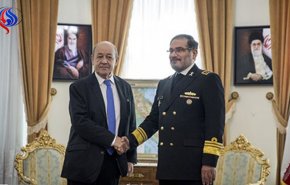 شمخاني يستقبل وزير الخارجية الفرنسي بزيه العسكري