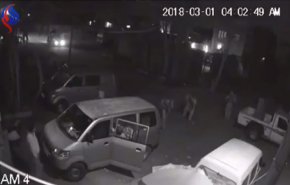 بالفيديو .. دولة عربية تحرق مؤسسة اعلام يمنية في عدن