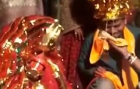 شاهد: في هذا البلد يختطف الرجال ويجبرون على الزواج تحت تهديد السلاح!!