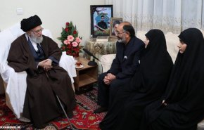 قائد الثورة يزور أسرة شهيد أحداث الشغب الاخيرة+صور