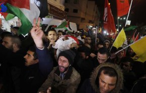 بالصور.. الفلسطينيون يشيعون الشهيد الجعبري 


