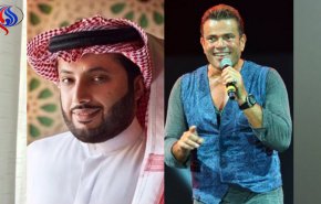  شاهد.. آل الشيخ يُهدي مطرب مصري هدية لا يمكن ادخالها الى مصر!