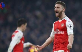 لاعب كرة قدم يسجل هدفا رغم 