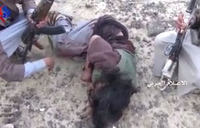 شاهد.. هذا ما فعله مقاتلو انصار الله مع جريح من المرتزقة..