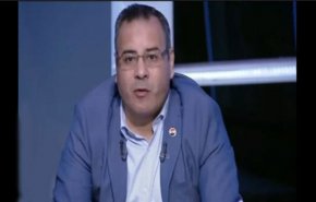 بالفيديو.. ظهور غريب لمذيع مصري وفريق إعداده!