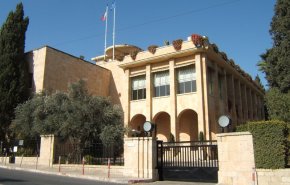 الاحتلال يحاكم موظفا في القنصلية الفرنسية بزعم تهريبه أسلحة للفلسطينيين