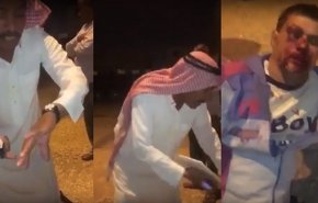 بالفيديو: الاعتداء على وافد بالضرب وسرقته بالإكراه بالرياض