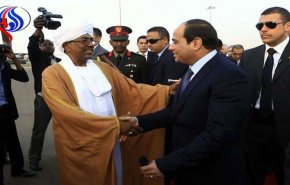 البشير يغادر القاهرة بعد لقائه السيسي في زيارة سريعة