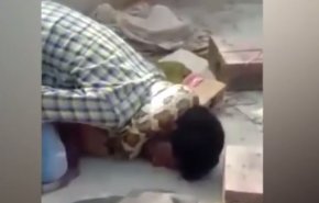 شاهد بالفيديو... ثعبان ضخم يخنق صاحبه أمام الجمهور
