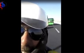 شاهد.. شرطي سوري يرافق المسلحين لأدلب: شو حسين مرتضى أحسن مني؟