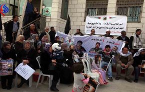 بالفيديو.. الفلسطينيون يقابلون الاعتقالات الاسرائيلية بالاعتصام