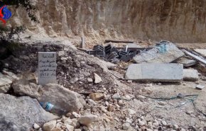 شاهد الاحتلال يهدم منشآت ويجرف مقابر جنوب القدس