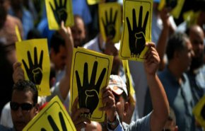 مصريون يفتكون بطبيب رفع شعار 