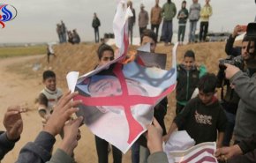 بالصور.. إحراق صور نتنياهو وترامب خلال مسيرة العوده بغزة