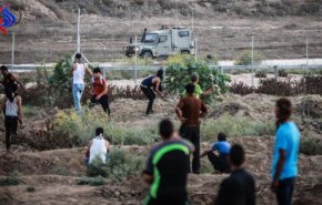 بدء فعاليات جمعة الشباب الثائر بانتزاع السياج الفاصل شرق جباليا +صور