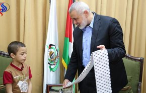 بالصور.. هنية يلتقي أيقونة مسيرة العودة الكبرى 