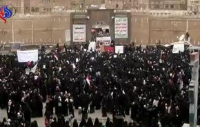 وقفة نسائية يمنية استنكارا لجريمة اغتصاب فتاة الحديدة
