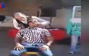 بالفيديو: مشهد مرعب لساحر يذبح شخصا في مصر!