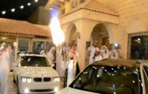 عريس عربي يفر من حفل زفافه بسبب إطلاق النار!!
