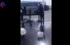 شاهد..السعودية تجبر المعتمرين الأردنيين على سكب مياه زمزم