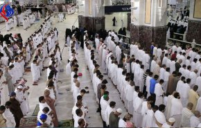 كاتب سعودي بصحيفة عكاظ يهاجم صلاة الجماعة