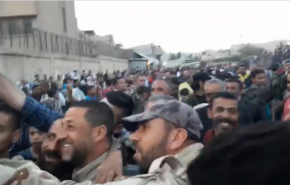 شاهد كيف يرحب اهالي المختطفين والناس بقناة العالم قرب معبر الوافدين+فيديو 