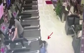 شاهد :حادث مؤلم لطفل أثناء انشغال أمه بالتمرينات الرياضية!!