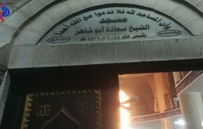 بالصور.. مستوطنون يشعلون النار بمسجد في نابلس

