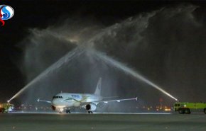 ماذا تعني عادة رشّ المياه فوق الطائرات بالمطارات؟