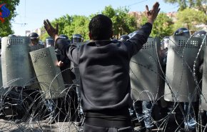 عشرات الآلاف يتظاهرون في ارمينيا بعد انتخاب الرئيس السابق رئيساً للوزراء