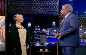 بالفيديو .. إعلامي مصري يستقبل «الروبوت صوفيا» على الهواء