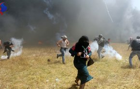 جيش الاحتلال يُطلق قنابل الغاز صوب شبان فلسطينيين بالضفة والقطاع