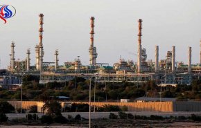 عاطلون يحتجون بالقرب من خط أنابيب للنفط في ليبيا