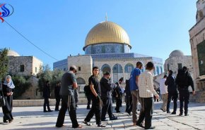 عشرات المستوطنين يقتحمون المسجد الأقصى بحراسة أمنية مشددة