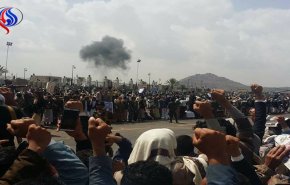 شاهد: العدوان يستهدف مشيعي الشهيد الصماد وهذا ردّهم..