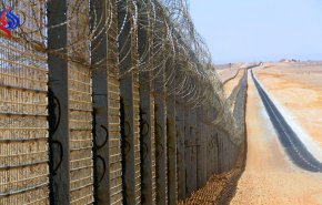 شبان فلسطينيون يسحبون السياج الامني شرق خانيونس