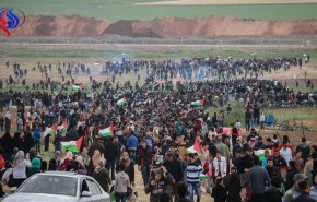 إسرائيل تطلق الغاز المسيل للدموع وذخيرة حية على الفلسطينيين على حدود غزة
