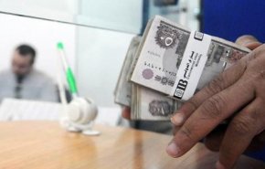 المصريون يسحبون مدخراتهم من البنوك بسبب تعويم الجنيه 