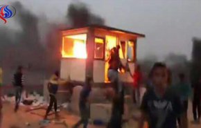 شاهد.. هكذا أحرق الفلسطينيون معبرا حدوديا اسرائيليا