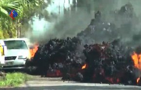 شاهد.. حمم بركانية تلتهم سيارة بأكملها في دقائق!
