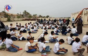 بسبب الإنتخابات.. تلاميذ العراق يفترشون الأرض لتلقي العلم !!