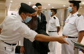 مطار القاهرة يعزل ركابا من السعودية للاشتباه بإصابتهم بـ«كورونا»