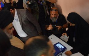  بالصور : الصدر يدلي بصوته في الانتخابات البرلمانية في العراق
