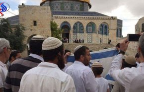 الاحتلال يرفع علمه في باحات المسجد الاقصى +فيديو