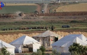 بالفيديو : طائرة تلقي مواد حارقة فوق خيام العودة