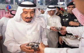 الملك سلمان يشك في ماء زمزم!