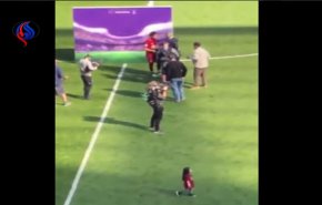 شاهد: مكة محمد صلاح تأسر قلوب المشجعين في الملعب!!