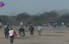 الفلسطينيون يواصلون التوافد للمشاركة في مسيرة جمعة الوفاء للشهداء والجرحى