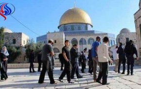 مستوطنون يقتحمون المسجد الأقصى تحت حراسة الاحتلال