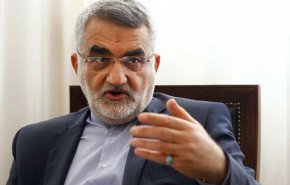 بروجردي: فرض الحظر على سجن ايفين مثير للسخرية